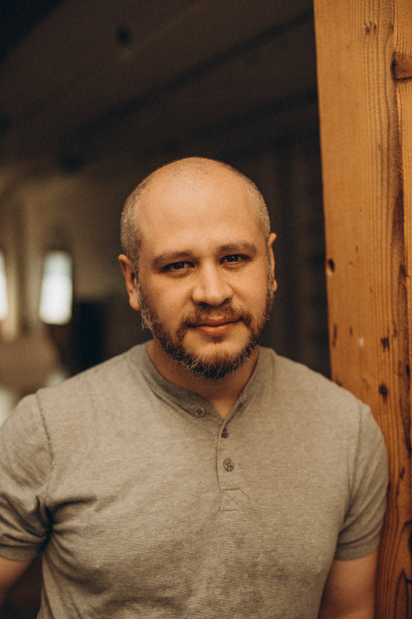 Head-and-shoulders portrait of Axel Arvizu, a beard, wearing a grey henley shirt.